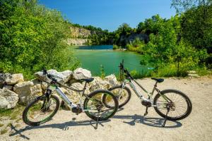 twee fietsen staan geparkeerd naast een rivier bij Amenity Apartmány Perná in Perná +72 foto's