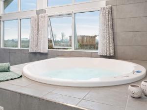 Et badeværelse på 18 person holiday home in Hasselberg