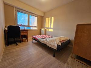 Ένα ή περισσότερα κρεβάτια σε δωμάτιο στο Chambre dans mon appartement, salle de bain, WC, cuisine, sont à partager avec 3 personnes