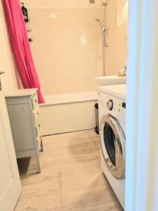Ένα μπάνιο στο Chambre dans mon appartement, salle de bain, WC, cuisine, sont à partager avec 3 personnes +10 φωτογραφίες