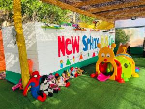ein neuer Spielbereich mit Spielzeug auf der Wiese in der Unterkunft New Sphinx Resort in Dahab
