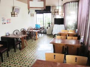 restauracja ze stołami i krzesłami oraz jadalnią w obiekcie Asahikan w mieście Kōfu