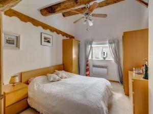 Ένα ή περισσότερα κρεβάτια σε δωμάτιο στο Holiday home with pool in Cuxac-Cabardès