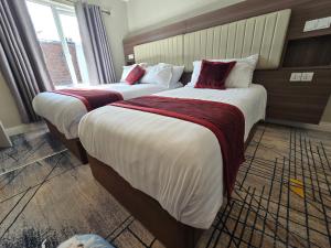 two beds in a hotel room with two at Double bedroom studios in Dublin