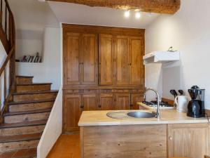 Η κουζίνα ή μικρή κουζίνα στο Holiday Home in Tautavel near Gorges de Gouleyrous