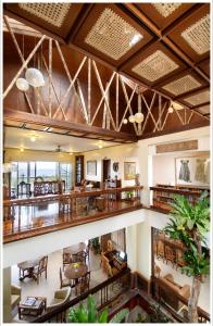 vistas panorámicas a una sala de estar con techos de madera en Amarela Resort, en Panglao