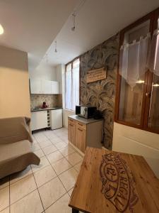 a kitchen with a wooden table in a room at Appartement 30m2 centre ville in Digne-les-Bains