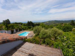 una vista desde el techo de una casa con piscina en Stylish Family Villa in Félines, en Félines-Minervois 32 fotos más