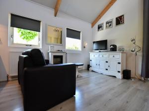 Μια τηλεόραση ή/και κέντρο ψυχαγωγίας στο Holiday Home in Eerbeek near Veluwe
