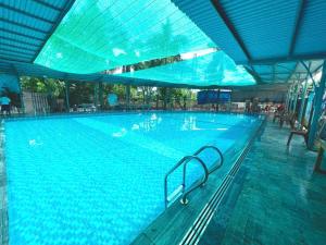 une grande piscine avec un plafond bleu dans l'établissement May Garden Homestay Ninh Bình, à Phúc Trì
