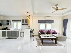 Kuchyň nebo kuchyňský kout v ubytování Kamala Green View Pool Villa