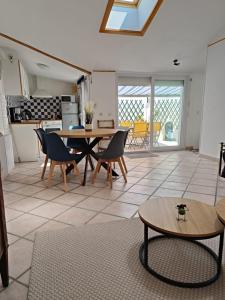 ein Wohnzimmer mit Tisch und Stühlen in der Unterkunft Maison de vacances en plein cœur de Châtelaillon-Plage in Châtelaillon-Plage