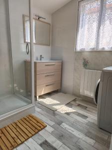 ein Badezimmer mit Dusche und Waschbecken in der Unterkunft Maison de vacances en plein cœur de Châtelaillon-Plage in Châtelaillon-Plage