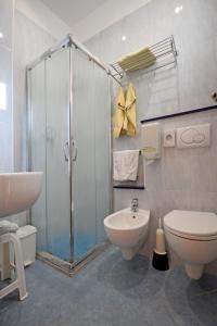 Koupelna v ubytování Hotel Concorde + 37 fotografií