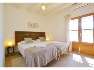 Un dormitorio con dos camas y una gran ventana. en Villa in Mallorca near the Beach, en Selva