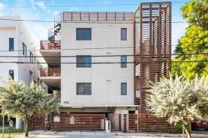 a tall white building with a wooden stairwayurrency sidx sidx sidx sidx at 2BR Miami Condo - Near Marina & Attractions in Miami