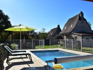 piscina con ombrellone e sedia e piscina di Holiday Home in Gramat with Private Pool a Rignac