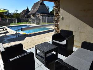un patio con sedie e un tavolo e una piscina di Holiday Home in Gramat with Private Pool a Rignac