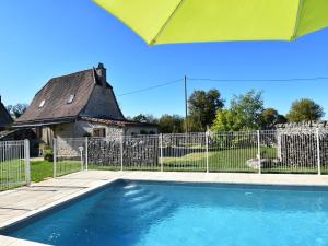 una piscina con recinzione di fronte a una casa di Holiday Home in Gramat with Private Pool a Rignac Altre 32 foto
