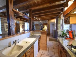 una cucina con un lavello e un piano di lavoro di Holiday Home in Gramat with Private Pool a Rignac