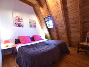 una camera da letto con un grande letto con cuscini rosa di Holiday Home in Gramat with Private Pool a Rignac