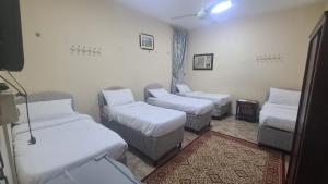 Postel nebo postele na pokoji v ubytování فندق روضة الشروق