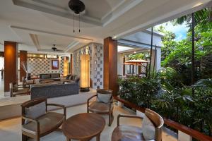De lounge of bar bij Woodlands Hotel and Resort Pattaya