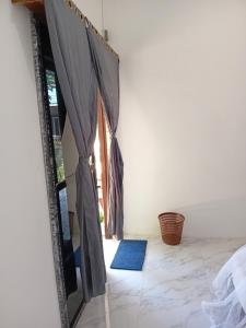 Ένα ή περισσότερα κρεβάτια σε δωμάτιο στο OPA OMA Homestay