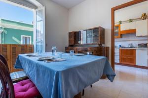 una mesa en una cocina con un paño de mesa azul en GuestHost - Tabarka's House, en Carloforte 10 fotos más