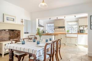 Kuchyň nebo kuchyňský kout v ubytování 4 Bed in Ryde oc-o32672