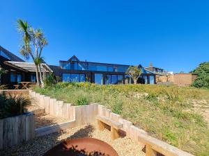 ベクスヒルにある5 Bed in Bexhill-on-Sea oc-c32704の丘の上の家