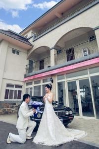 Richland Gardens في يوانشان: عروس وعريس واقفين امام سيارة