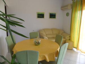 Majoituspaikan Apartment Botic baari tai lounge-tila