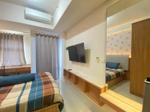 Ένα ή περισσότερα κρεβάτια σε δωμάτιο στο Apartemen VidaView Unit AT37Y By Millpro