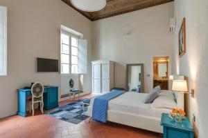 A bed or beds in a room at Residenza D'Epoca Historia Luxury Boutique