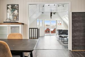 a dining room with a table and chairs at Stor rorbu med hoy standard in Stamsund