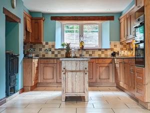 Η κουζίνα ή μικρή κουζίνα στο 4 Bed in Alswear oc-p32729