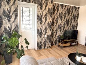 a living room with a couch and a tv at Linnupesa Apartement in Kiviõli