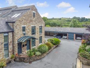 an exterior view of a house with a parking lot at 1 Bed in Lostwithiel oc-n32748 in Lostwithiel