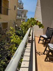 een uitzicht vanaf het balkon van een gebouw bij Travellers Room in Sarandë