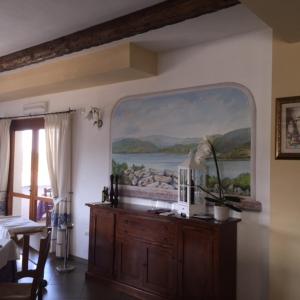 salon z obrazem na ścianie i stołem w obiekcie Hotel Valkarana Country Relais w mieście Sant Antonio Di Gallura