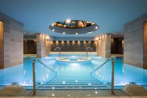 a large swimming pool in a hotel with a ceiling at Castilla Termal Burgo de Osma in El Burgo de Osma