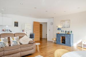 Una sala de estar con un sofá y una chimenea. en 1 Bed in Freshwater oc-t32758, en Freshwater