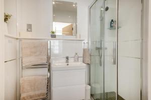 Un baño blanco con lavabo y ducha en 1 Bed in Freshwater oc-t32758, en Freshwater 13 fotos más