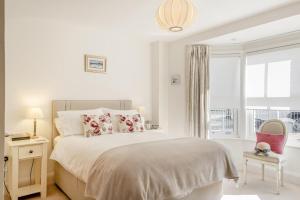 Una habitación blanca con una cama y una ventana en 1 Bed in Freshwater oc-t32758, en Freshwater