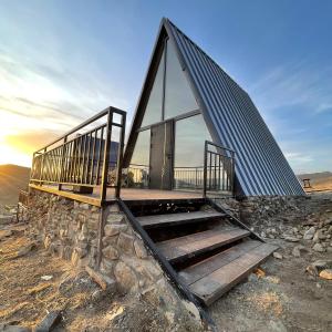 GachuurtA-frame Cabines的山顶上带三角形屋顶的房子