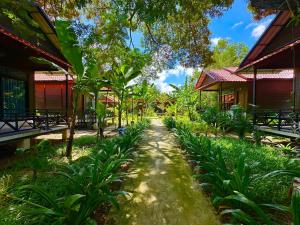 Taman di luar Densy Holiday Homestay