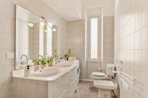 Un baño de La Casa Accanto 15 fotos más