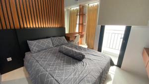 Postel nebo postele na pokoji v ubytování Apartemen Delft Unit 1853 By Millpro