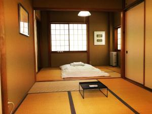 Säng eller sängar i ett rum på Toolate Guesthouse Toyama